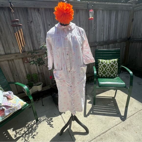 White and Pink bow Button-Up robe - Picture 1 of 5
